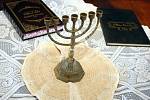 V Šachově synagoze probíhají přípravy na letošní sezónu, mimo jiné se instalují krásné lustry na elektriku nebo svíčky.