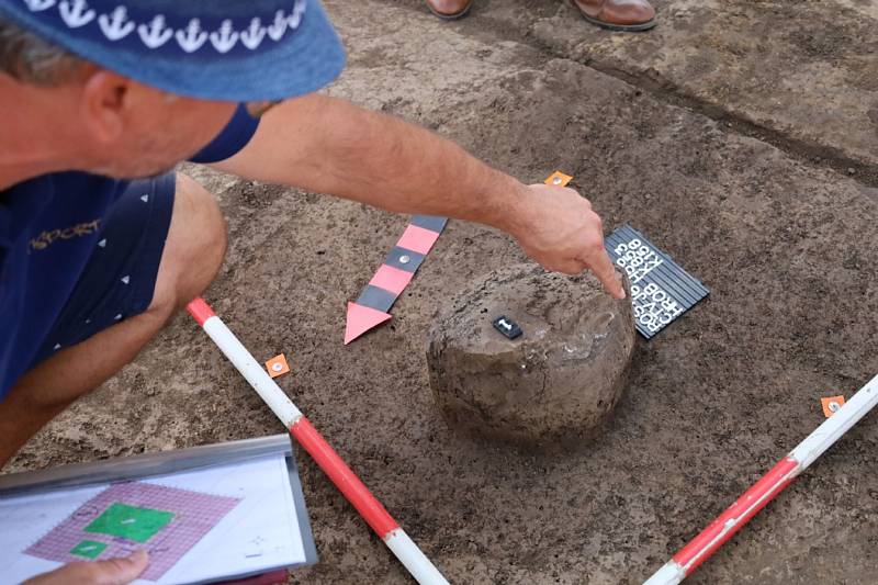 Archeologové zkoumají mezi Rymicemi a Roštěním na Kroměřížsku unikátní pohřebiště germánských bojovníků.