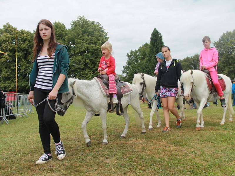 V areálu Holešovského zámku se o víkendu odehrál už čtvrtý ročník Holešovské regaty. Letos poprvé jakou dvoudenní festival. Kromě hudebních hvězd, nechyběla ani netradiční plavidla, přejezd vodní lávky na kole a spousta atrakcí pro děti.