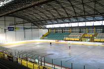 Zimní stadion v Kroměříži se po třiceti letech dočkal opravy kopilitové stěny. Staré panely nahradilo plechové krytí.