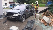 Při nehodě osobního auta v Brusném, došlo i k poškození plynové přípojky. Kvůli nebezpečí exploze hasiči evakuovali tři lidi z okolních domů.
