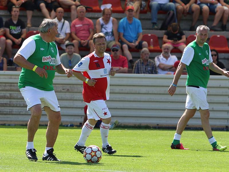 V rámci akce Kanonýři v Kroměříži se v sobotu odpoledne na stadionu Jožky Silného představila řada fotbalových osobností. Snímky z utkání starých gard Hanácké Slavie Kroměříž a Bohemians Praha (v želeném).