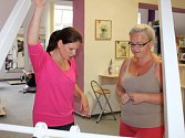  Vedoucí centra Contours fitness pro ženy Jitka Magyarics (na snímku vlevo) spolupracuje s Deníkem dlouhodobě, mimo jiné na soutěžích pro ženy, které chtějí zhubnout nebo si zformovat postavu.   