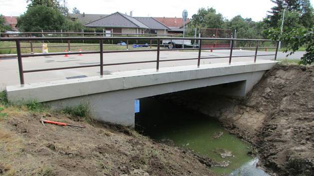 Oprava mostu přes Věžecký potok v Miňůvkách.