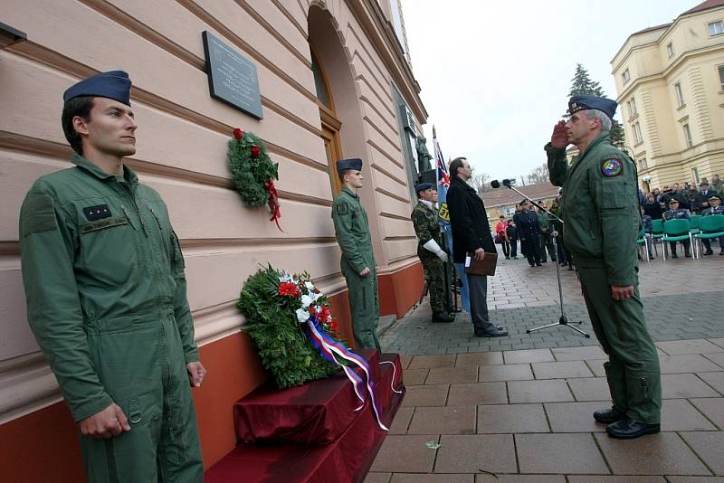 Slavnostní odhalení pamětní desky československým armádním letcům v RAF za II. světové války na Hanáckém náměstí v Kroměříži.