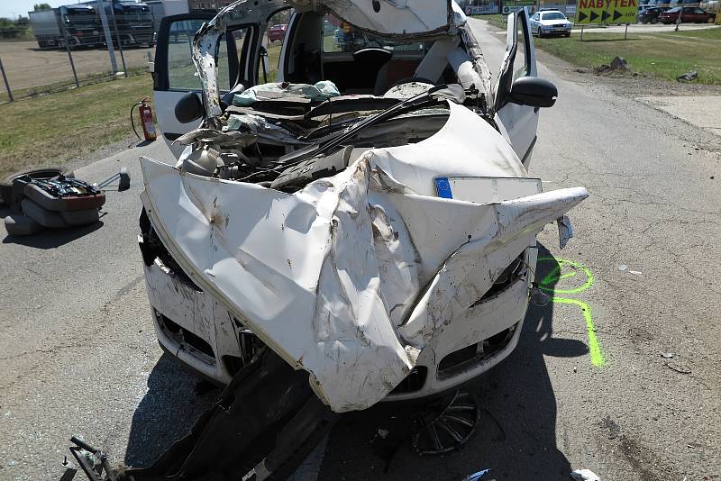 Narazil do návěsu. Zřejmě se plně nevěnoval řízení, když přehlédl, že nákladní auto před ním hodlá odbočit.