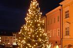 Vánoční strom už zdobí Velké náměstí v Kroměříži. Slavnostnímu rozsvěcení přihlíželo plné náměstí.  
