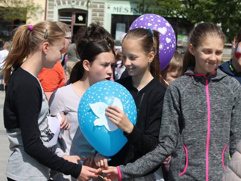 Děti ze základních a mateřských škol vypouštěly v úterý dopoledne na náměstí v Holešově balonky s přáním. Tymy Centrum tuto akci pořádá pravidelně každý rok.