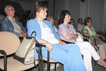 Pří příležitosti stého výročí narození spisovatele Františka Kožíka se ve čtvrtek 16. dubna 2009 v Knihovně Kroměřížska konal Vzpomínkový večer. Zúčastnila se ho i spisovatelova dcera Alena Kožíková (na snímku v modrém).