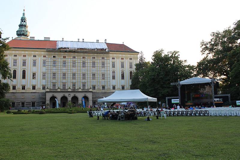 Podzámecká zahrada  posloužila jako kulisa při dalším hudebním vystoupení z cyklu Kultura pod hvězdami.