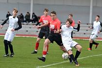 V dohrávce 13. kola krajského přeboru dorostenců v Holešově zvítězil Slavičín (v červeném) 5:0. Foto: pro Deník/Mojmír Zapletal