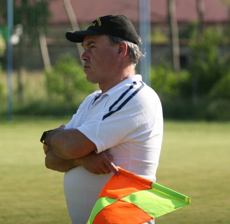 Fotbalisté Záhlinic (v červeném), druhý celek okresního přeboru OFS Kroměříž, doma ve 25. kole rozdrtil poslední Lutopecny 10:1. Již po půlhodině přitom favorit vedl o pět gólů.