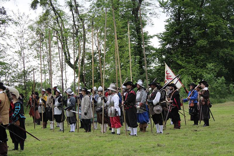 HISTORICKÝ MILNÍK ZAHÁJIL TURISTICKOU SEZÓNU. Střelba a řinčení zbraní se opět rozeznělo městem.