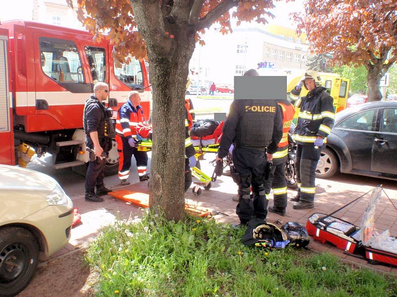 Řidič motorky havaroval ve středu 10. května na Husově náměstí v Kroměříži. Hasiči přispěchali na pomoc téměř okamžitě.