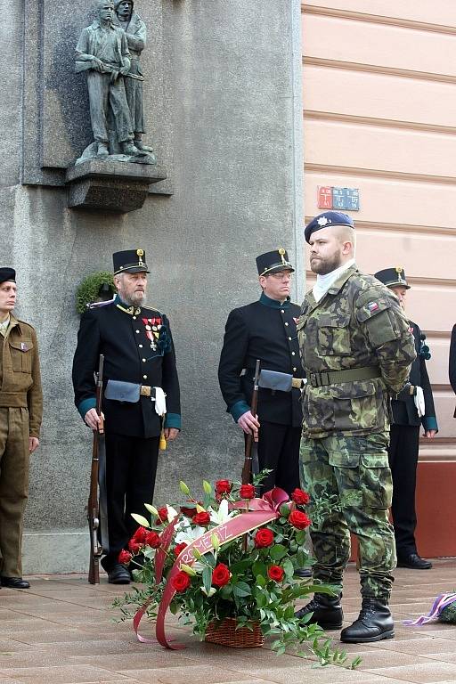 Slavnostní odhalení pamětní desky československým armádním letcům v RAF za II. světové války na Hanáckém náměstí v Kroměříži.