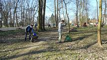 Na čtyři desítky brigádníků se v Holešově připojily k akci Ukliďme Česko: projekt tam organizovalo už popáté volnočasové středisko TyMy se spolkem Proud v Americkém parku.