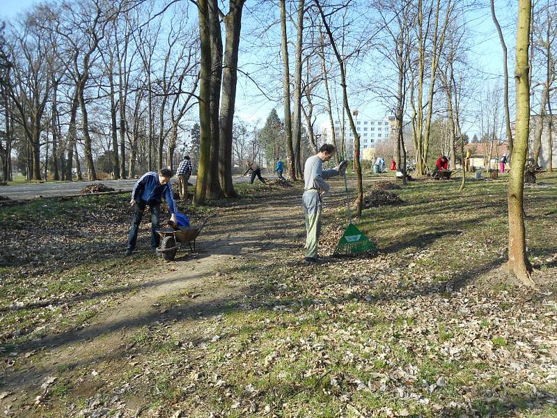 Na čtyři desítky brigádníků se v Holešově připojily k akci Ukliďme Česko: projekt tam organizovalo už popáté volnočasové středisko TyMy se spolkem Proud v Americkém parku.