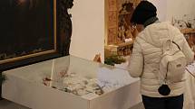 Návštěvníci holešovské výstavy se mohou až do konce prosince kochat třiasedmdesáti betlémy a desítkami baněk z celého světa. O uplynulém víkendu navíc výstavu zpestřila také ukázka řezbářské práce.