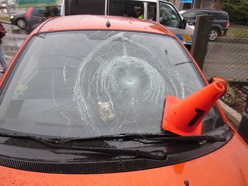 Na přechodu na náměstí Míru v Kroměříži srazil řidič chodkyni. Po nehodě nadýchal 1,2 promile. 