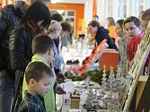 Děti z 3. Základní školy v Holešově v úterý odpoledne nabízely své ruční výrobky na tamním tradičním vánočním jarmarku.