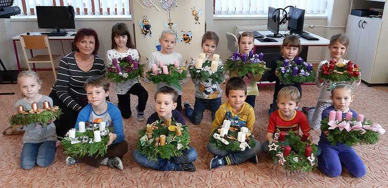 Děti ze Základní školy v Přílepech vyráběly adventní věnce pro Vánoce 2019.