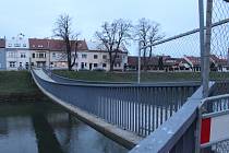 Kroměřížská lávka přes řeku Moravu zůstala od pátku 15. prosince uzavřená. To potrvá minimálně do poloviny ledna, kdy most čeká diagnostika.