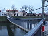 Kroměřížská lávka přes řeku Moravu zůstala od pátku 15. prosince uzavřená. To potrvá minimálně do poloviny ledna, kdy most čeká diagnostika.