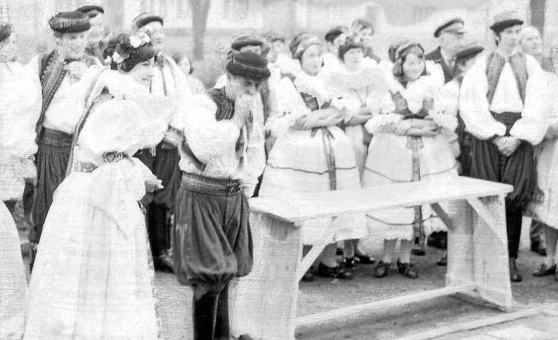 MÍŠKOVICE, 1971. V roce 1971 po šestačtyřiceti letech obnovili v Míškovicích starobylou tradici hanáckého práva, nejspíše z iniciativy místního národního výboru. Vzhledem k náročným přípravám se však v obci hanácké právo od té doby nekonalo.