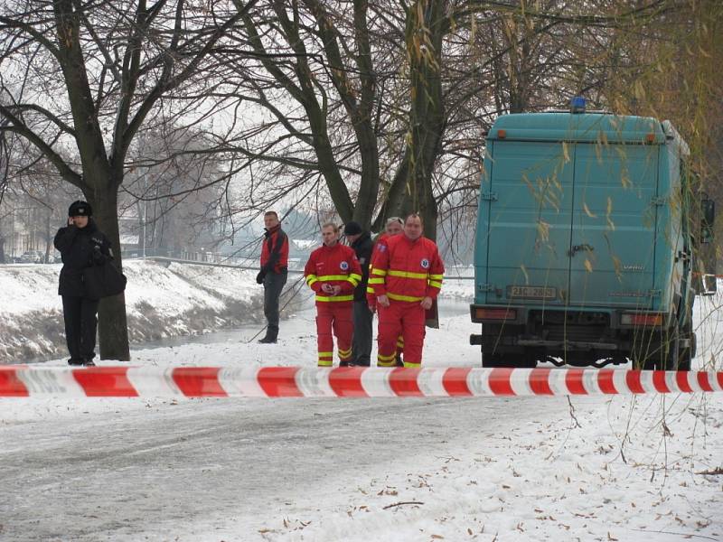 Zaklíněné lidské tělo v řece Moravě v Kroměříži u hlavního mostu zpozoroval v úterý 22. ledna během dopoledne jeden z náhodných kolemjdoucích.