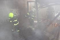 Hasiči likvidují požár uskladněného dřeva na Rusavě na Kroměřížsku.