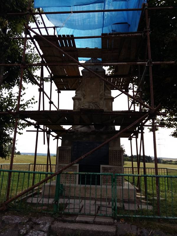 V Bezměrově opravují památník obětem obou světových válek: práce financuje obec ze svého rozpočtu, hotovo má být do konce srpna.