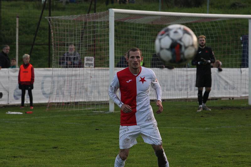 Fotbalisté Kroměříže (červenobílé dresy) potrápili v MOL Cupu ligovou Ostravu.