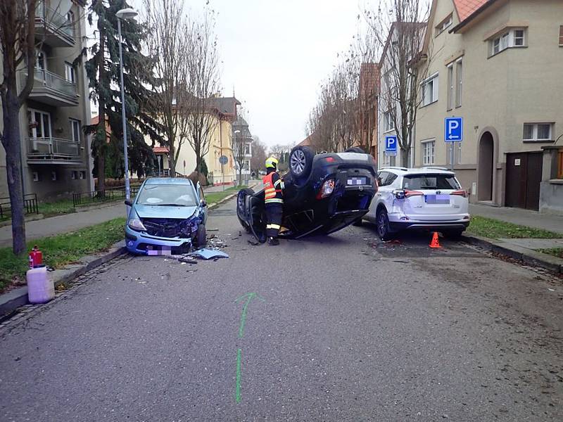 Bouračka dvou aut v Soudní ulici v Kroměříži - 27. 11. 2019