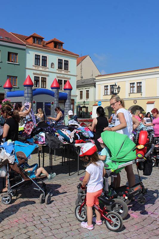 DVANÁCTÝ BAZÁREK. Výtěžek akce je určen na podporu UNICEF a bude věnován dětem postiženým válkou.