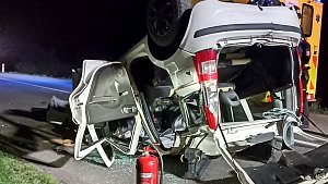 Zaklíněnou řidičku z převráceného auta nedaleko Roštína vytáhli hasiči