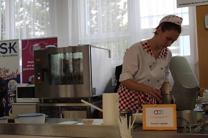 BOJOVALI I CUKRÁŘI. Umělecká díla vznikali i mezi cukráři, ti měli za úkol vyrobit cupcakes s tématikou „Svět kolem nás“.