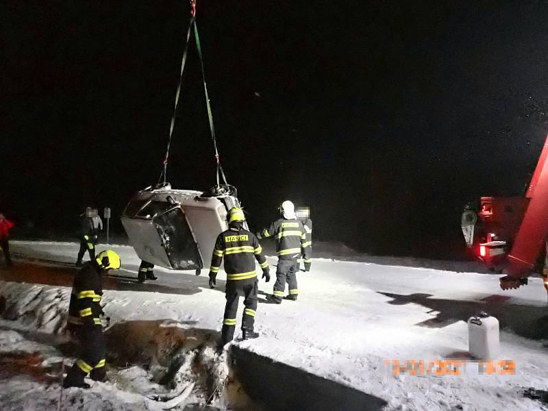 Řidička osobního vozu havarovala ve středu 13. ledna 2021 v podvečer u Bystřičky do příkopu. Auto se převrátilo na střechu, žena vyvázla nezraněná.