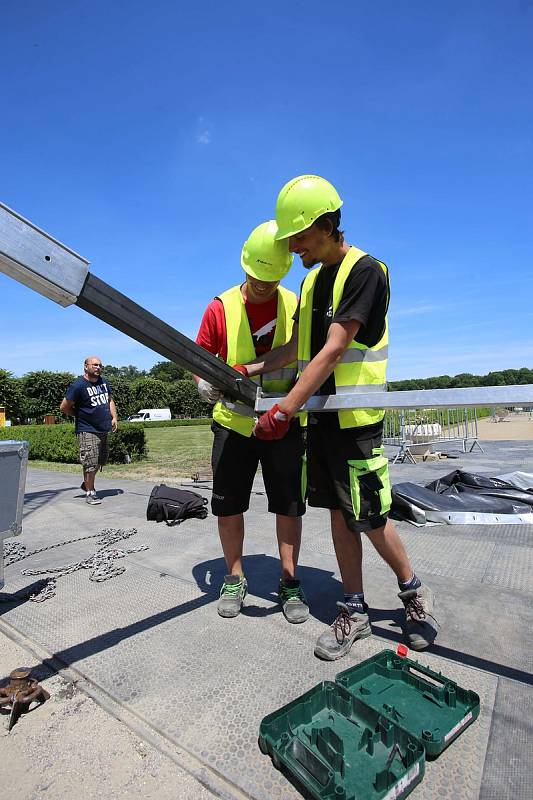 Přípravy na  festival Holešovská Regata v zámeckém parku v Holešově.