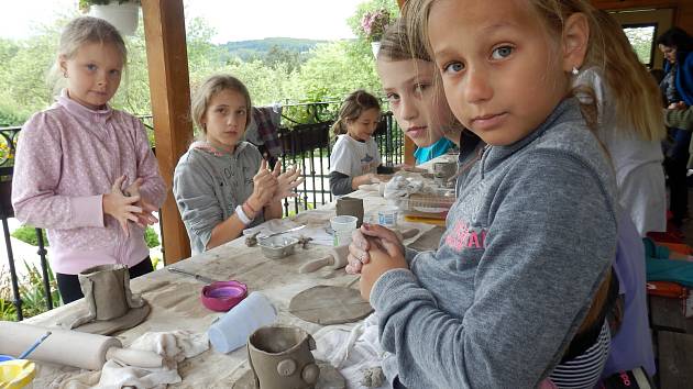 Hned pětatřicet mladých tvůrců se letos sešlo na šestém keramickém ateliéru v přírodě pořádaném holešovským volnočasovým střediskem TyMy.