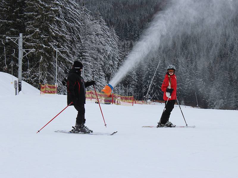 Troják, jediný aktuálně fungující ski areál, přilákal i ve čtvrtek dopoledne desítky milovníků lyžování. Na svahu se to hemžilo jak těmi ostřílenými, kteří spíše trénují na vyšší hory, tak i nejmenšími lyžaři.