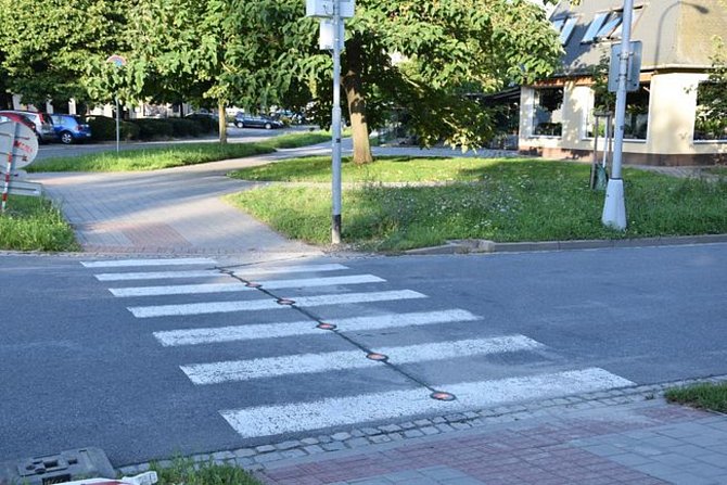 Ve Spáčilově ulici v Kroměříži upozorňují na chodce na přechodu LED světla zabudovaná v silnici.