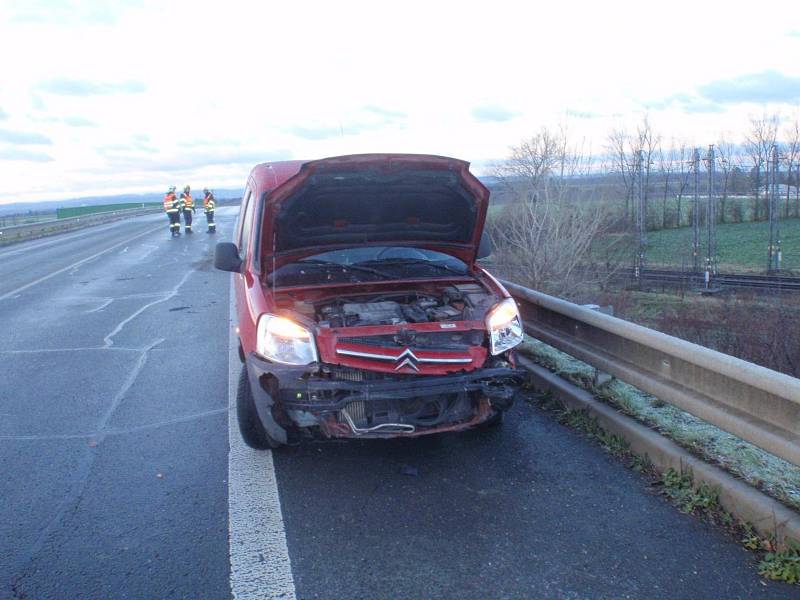 Na náledí, které v pondělí ráno pokrývalo také silnice na Kroměřížsku, havarovali u nadjezdu nedaleko Břestu dva kamiony. V době likvidačních prací pak na nadjezdu boural také řidič dodávky. Všechny nehody se však obešly bez zranění.