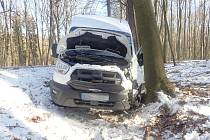 Dodávka u Koryčan na Kroměřížsku v úterý 7. února 2023 odpoledne sjela ze silnice a narazila do stromu. Řidička skončila v nemocnici.