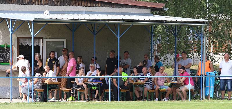 Fotbalisté Záhlinic (v červeném) ve 2. kole okresního přeboru OFS Kroměříž doma nestačili na Němčice, kterým podlehli 2:4.