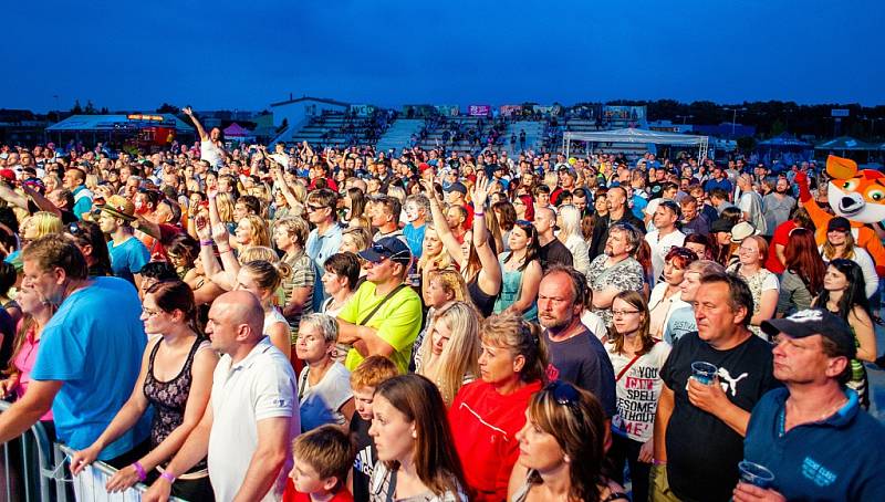 První ročník nového hudebního festivalu Kácení máje hostilo poslední květnový víkend kroměřížské výstaviště Floria: vystoupil na něm mio jiné slovenský zpěvák Vašo Patejdl nebo kapela Divokej Bill.