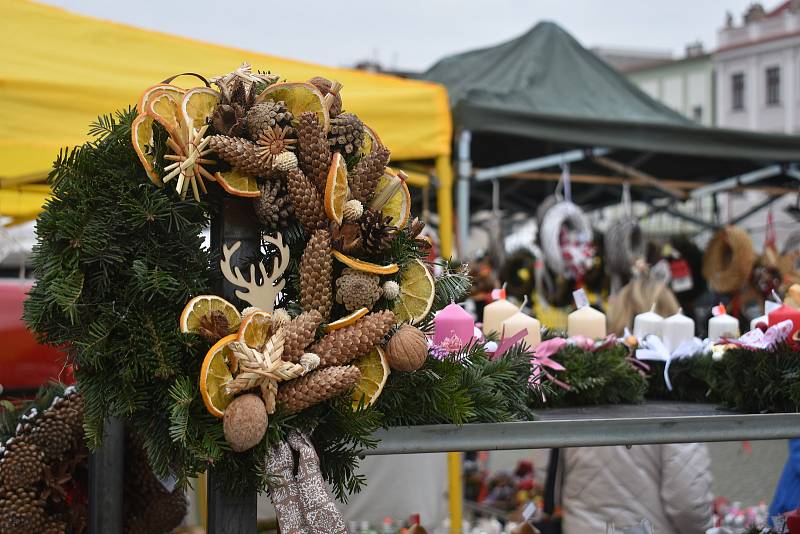 Adventní jarmark na Velkém náměstí v Kroměříži v pátek 25. listopadu.