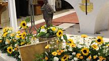 Včelaři se na Hostýně, při své 19. národní pouti, symbolicky loučili s arcibiskupem Janem Graubnerem. Ten pozval věřící na velehradskou pouť v krojích