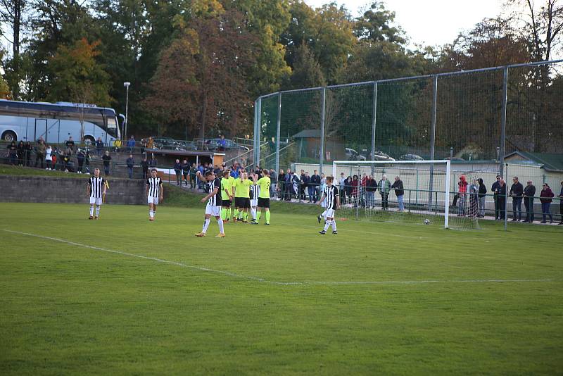 Fotbalisté Holešova (bílo-černé dresy) v derby nestačili na Skaštice 0:3.