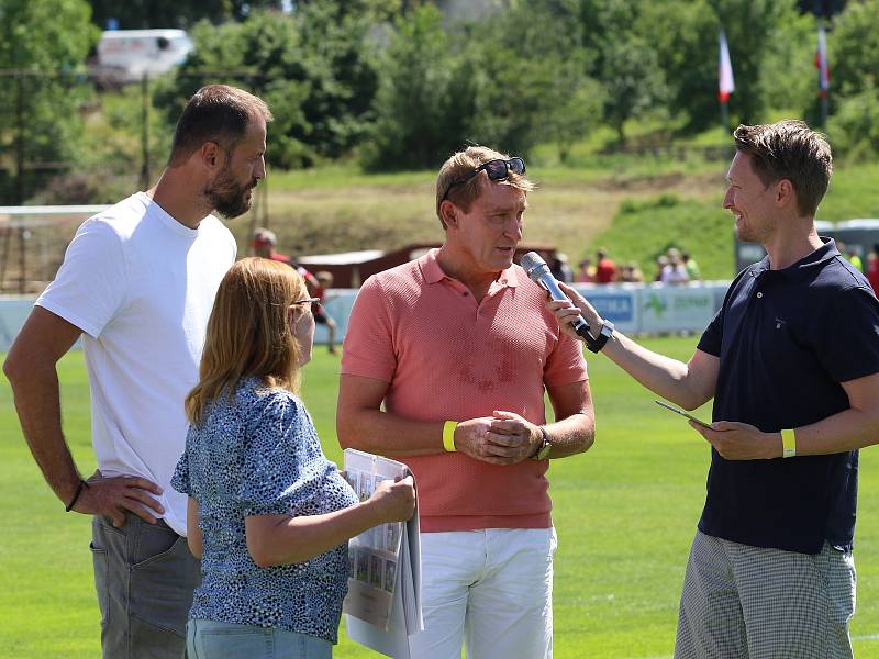 V rámci akce Kanonýři v Kroměříži se v sobotu odpoledne na stadionu Jožky Silného představila řada fotbalových osobností. Snímky z utkání starých gard Hanácké Slavie Kroměříž a Bohemians Praha (v želeném).