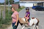V rámci příměstského tábora Za zvířátky kolem světa vyrazily děti s TyMy centrem i na Ranč u Tuffa v Dobroticích, kde si vyzkoušeli jízdu na koni či poníkovi.